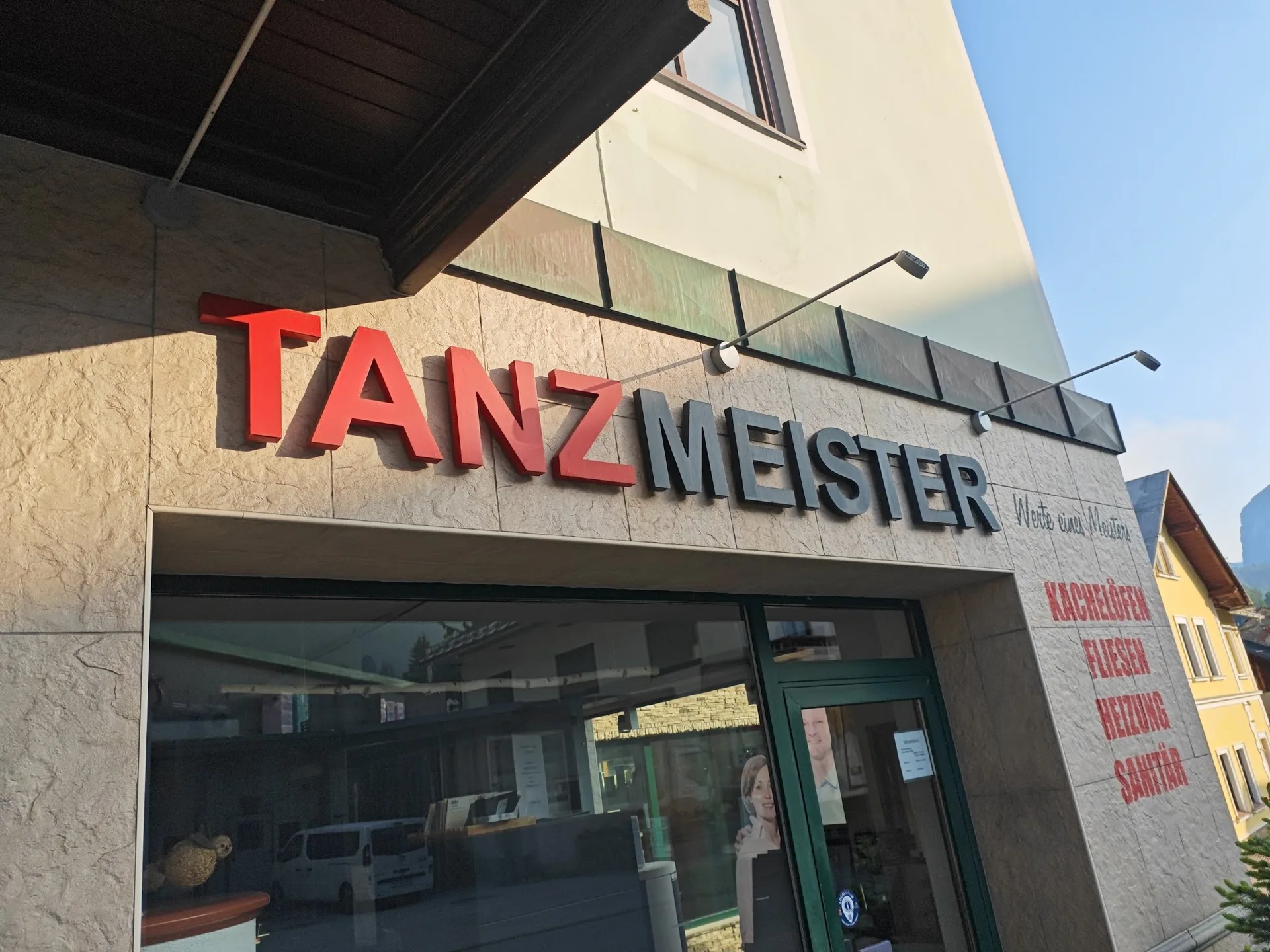 Geschäft an der Bahnhofstraße 54 mit dem roten Schriftzug Tanzmeister über dem Schaufenster